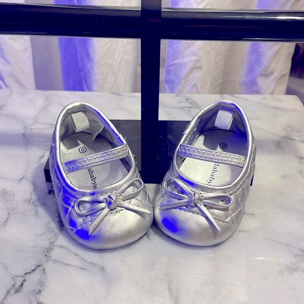 Koala Baby Infant Shoes size 0 in Silver Like New Adorable Baby Shoes